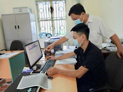 Nhờ thực hiện khai thuế, nộp điện tử giúp đơn vị thuận lợi hơn rất nhiều trong việc nộp thuế. Trong ảnh: Công ty Cổ phần Đầu tư và Xây dựng Thành Hưng (phường Đoàn Kết, thành phố Lai Châu) thực hiện khai thuế, nộp điện tử.